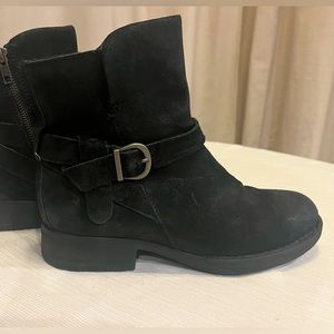 Born boots. Women’s size 8.5. Like new. Flannel lining, inside zipper, suede.
